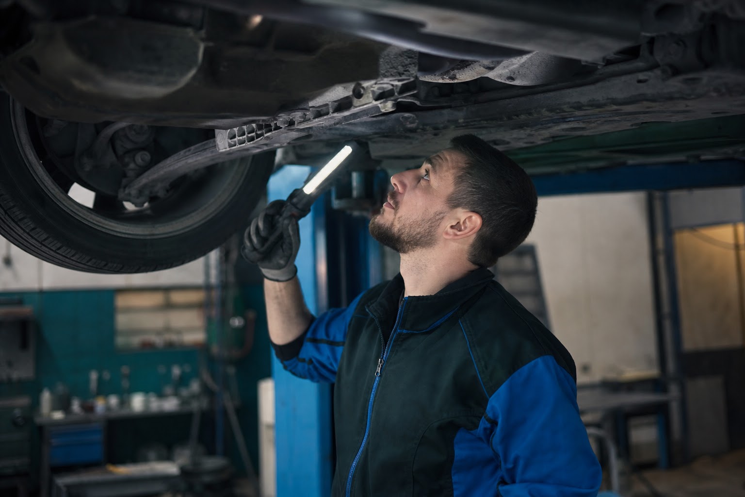 Technik kontroluje auto pred STK