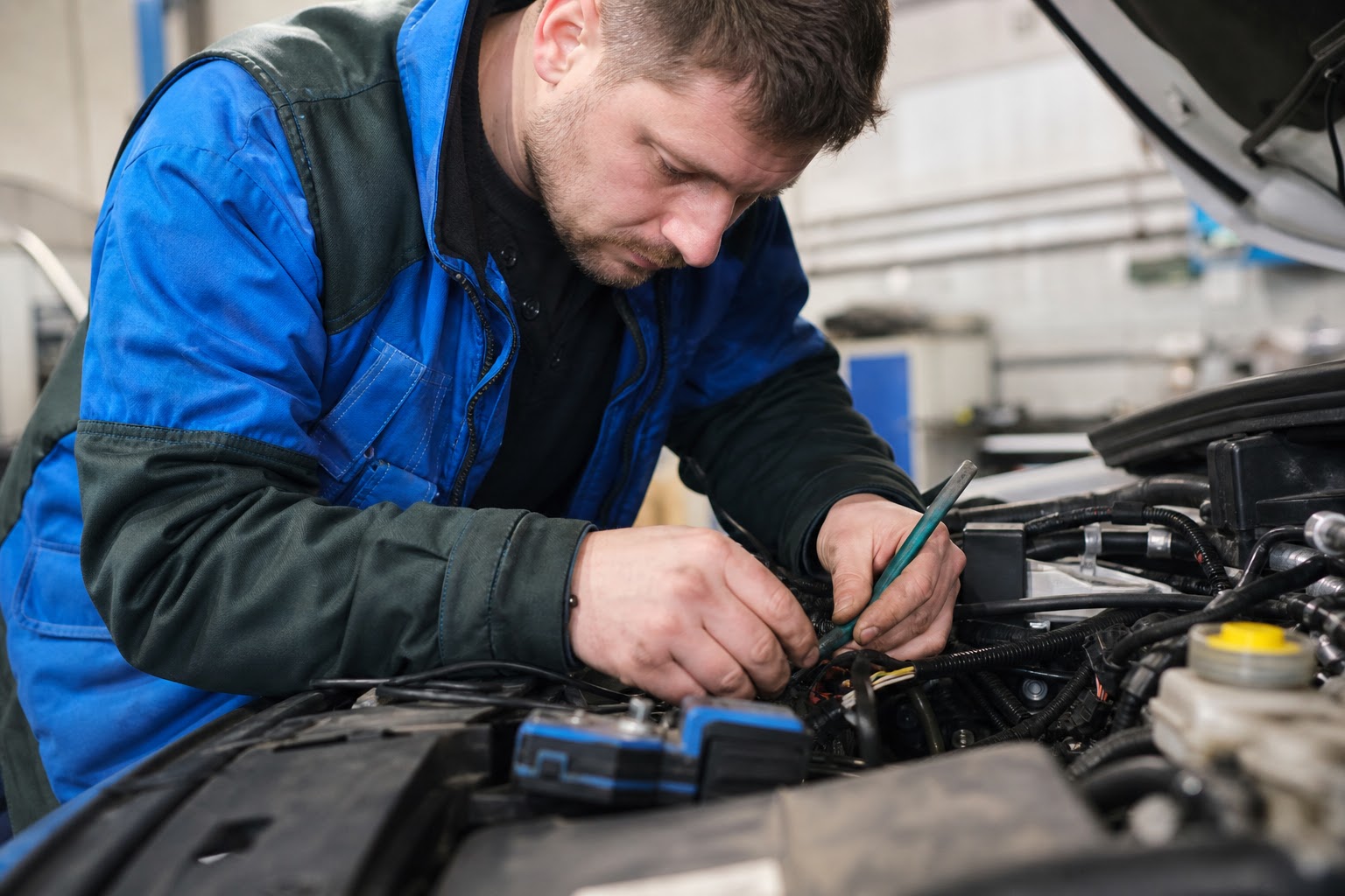 Technik servisuje elektroniku vozidla