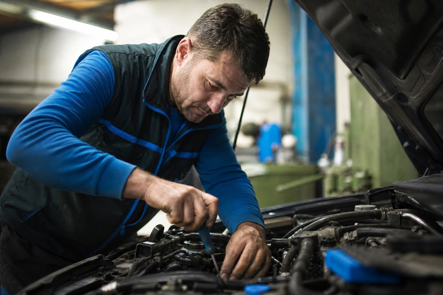 Kontrola motora a svetiel