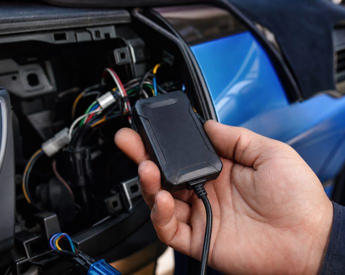 GPS jednotka v ruke technika pri palubnej doske